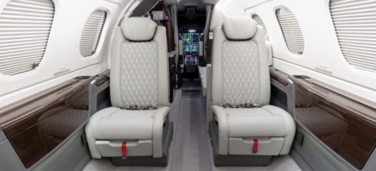 Kabine eines Privatjets, cremefarbene Ledersitze
