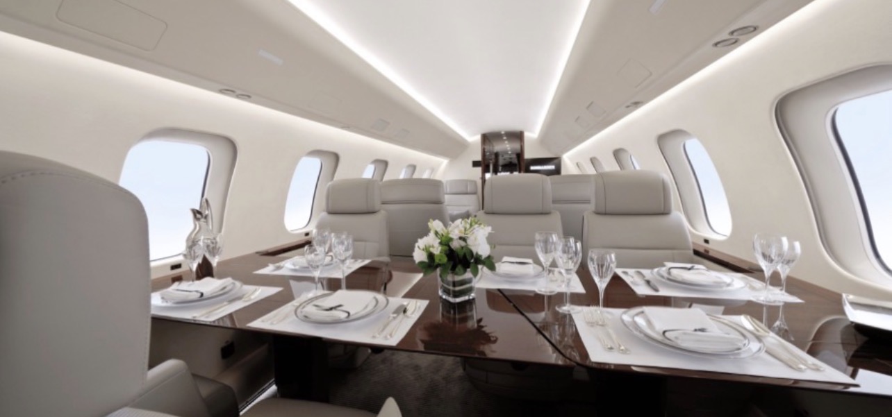 Essbereich an Bord eines Privatjets